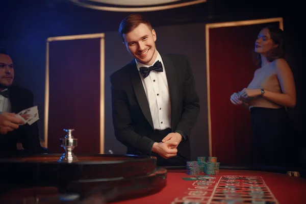 উৎসবের মুহূর্তে ঐতিহ্যবাহী পোশাক পরা এক আনন্দিত নারী তার স্মার্টফোন ব্যবহার করছেন, যা দেখায় CD444 অ্যাপ কীভাবে দৈনন্দিন জীবনের সঙ্গে সহজে মানিয়ে যায়।