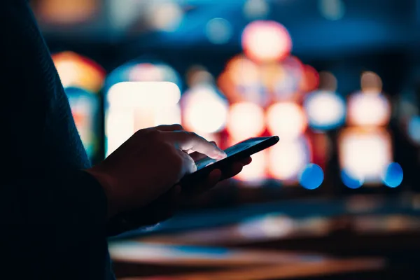 উজ্জ্বল স্লট মেশিনের পাশে এক স্টাইলিশ নারী, যেখানে জ্বলে উঠছে ‘সেভেন’—যা CD444–এর শীর্ষ স্লটগুলোর বৈচিত্র্যকে উপস্থাপন করে।