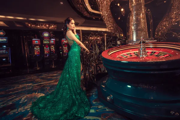 স্বর্ণমুদ্রা পরিবেষ্টিত এক স্লট রিলে জয়ী ‘সেভেন’ প্রতীকের নাটকীয় দৃশ্য—যা বড় জয়ের প্রতীক।